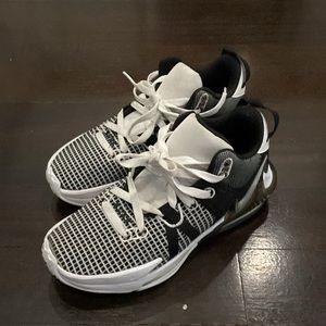 LeBron Witness 7 Basketball Shoes	size 6 great condition!